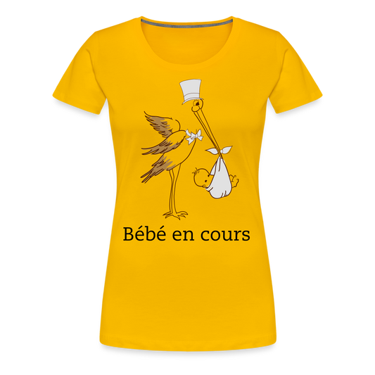 T-shirt Premium Femme bébé en cours cigogne + personnalisation - jaune soleil